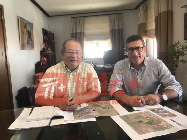 1668697395117027372.jpg 东方龙足球俱乐部主席陈祺(左)与帕尔梅拉市政府官员讨论基地建设事宜。.jpg